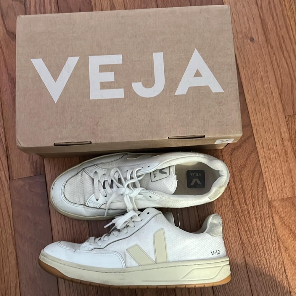 Veja V-12 sneakers US 8. White and cream.
